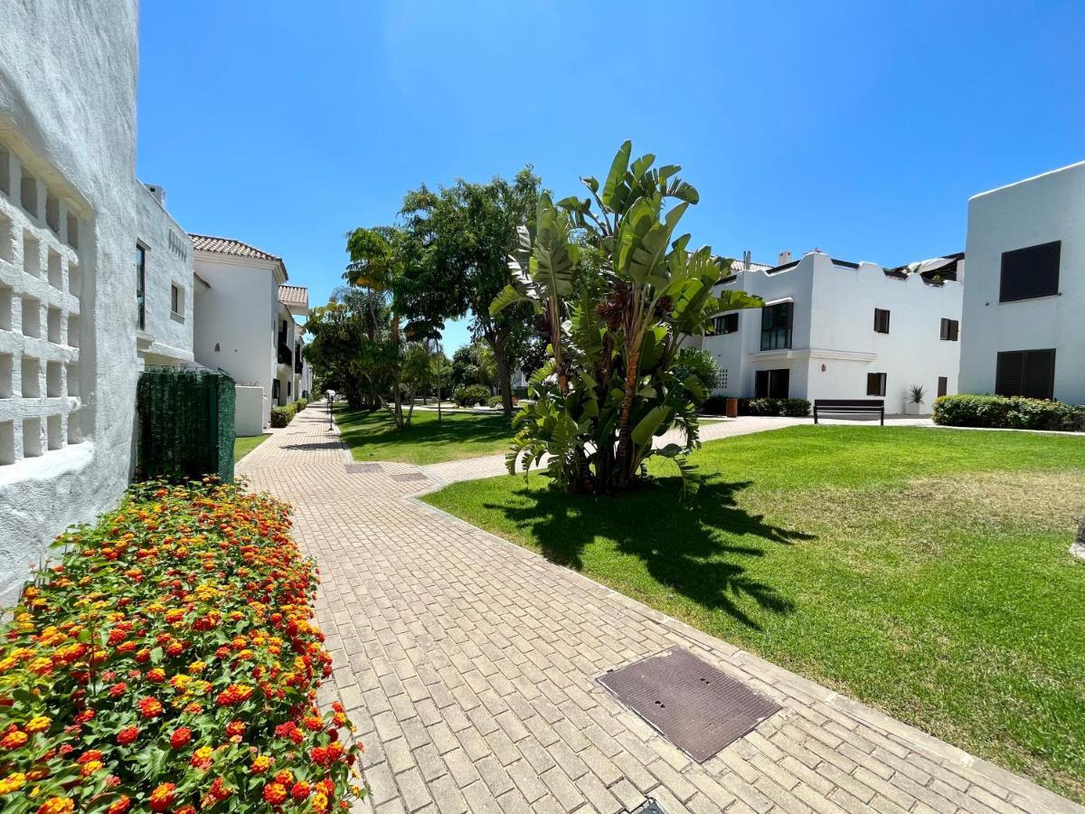 Quiet & Spacious @ Golf Course W/ Roof Terrace Apartment